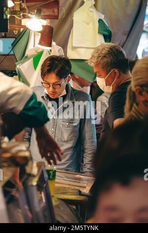 Folla di persone al mercato di Tsukiji Foto Stock