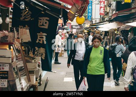 Folla di persone al mercato di Tsukiji Foto Stock