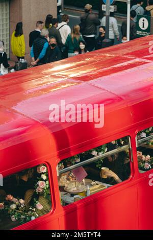 Persone che cenano in una città turismo caffè autobus Foto Stock