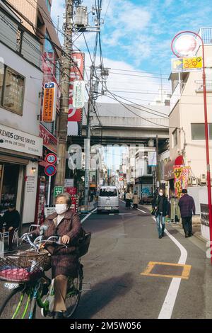 Persone che camminano per le strade di Shimokitazawa Foto Stock