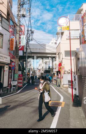 Persone che camminano per le strade di Shimokitazawa Foto Stock