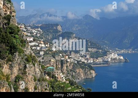 Amalfi città della costiera amalfitana, Italia. vista panoramica Foto Stock