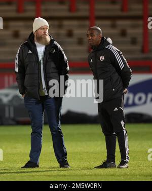 Il proprietario di Crawley Town Co Preston Johnson ( L) e il manager provvisorio Darren Byfield assistono al riscaldamento prima della partita della EFL League Two tra Stevenage e Crawley Town al Lamex Stadium. 30th Dec 2022 Foto Stock