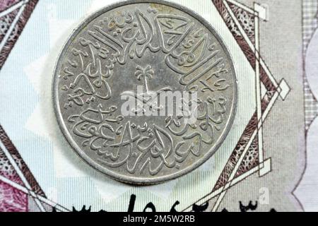 Spade incrociate e palma al centro del lato opposto della vecchia Arabia Saudita due piaster 10 dieci moneta halalah 1379 AH, traduzione di arabo (Re Saud B Foto Stock