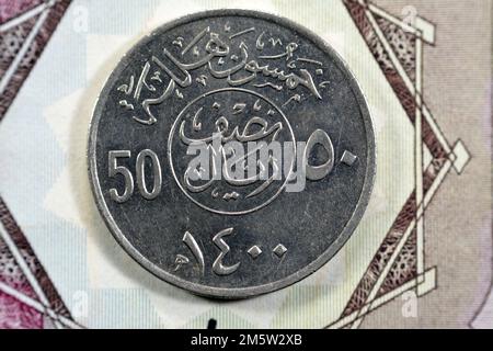 Lato opposto della vecchia Arabia Saudita cinquanta Halalah, traduzione (50 Halalas Half riyal monete serie 1400 AH), legenda sopra l'iscrizione nel cerchio che divide v Foto Stock