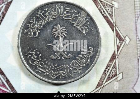 Spade incrociate e palma al centro del lato opposto della vecchia Arabia Saudita cinquanta Halalah 50 Halalas mezza moneta Riyal Saudita 1400 AH, traduzione di arabo Foto Stock