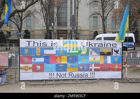 Berlino, Germania - 17 dicembre 2022 - proteste davanti all'ambasciata russa a Unter den Linden contro l'invasione russa dell'Ucraina del 2022. (Foto di Markku Rainer Peltonen) Foto Stock