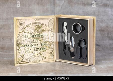 Un set di accessori per il vino, indispensabile per gli amanti del vino Foto Stock