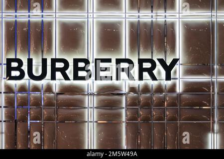 Logo del marchio Burberry British, facciata del negozio in un assegno, negozio di punta di Bond Street, Londra, Regno Unito Foto Stock