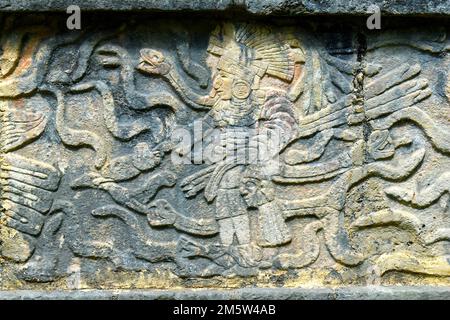Vista ravvicinata delle mura delle rovine Maya a Chichén Itzá, Messico Foto Stock