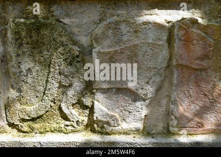 Vista ravvicinata delle mura delle rovine Maya a Chichén Itzá, Messico Foto Stock