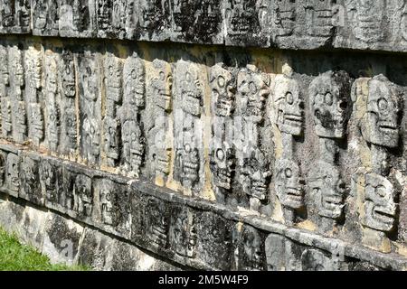 Vista ravvicinata delle mura delle rovine Maya a Chichén Itzá, Messico Foto Stock
