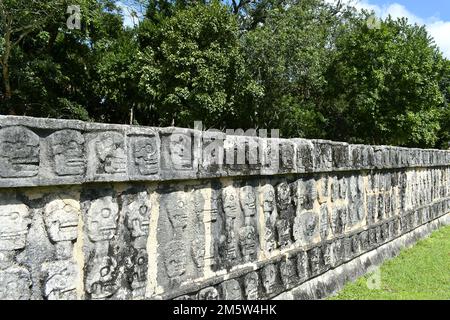 Vista ravvicinata delle mura delle rovine Maya a Chichén Itzá, Messico. Foto Stock