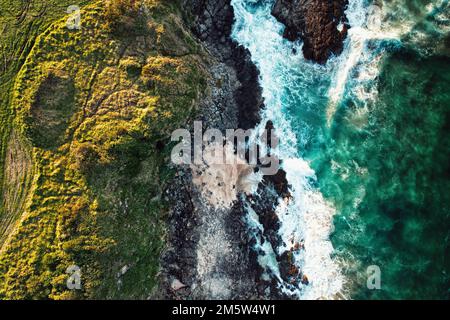 Una vista aerea di una bella spiaggia sotto la scogliera e formazioni rocciose vicino alla roccia della cattedrale Foto Stock