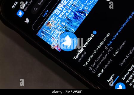 Vancouver, CANADA - Dicembre 9 2022 : Twitter account verificato in Twitter sito web visto in uno schermo iPhone. Foto Stock