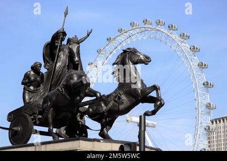 La statua della regina Budicca della tribù degli Iceni a Westminster Bridge con il London Eye sullo sfondo, Londra, Regno Unito Foto Stock