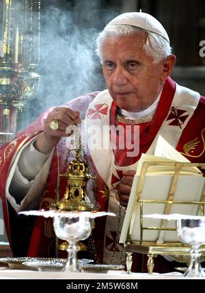 Foto del file datata 18/09/10 di Papa Benedetto XVI che ha tenuto una messa nella Cattedrale di Westminster a Londra il terzo giorno della sua visita di Stato nel Regno Unito. Papa emerito Benedetto XVI è morto, il Vaticano ha annunciato. Data di emissione: Sabato 31 dicembre 2022. Foto Stock