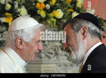 Foto del file datata 17/09/10 del Papa Benedetto XVI incontro dell'allora rabbino capo Jonathan Sacks a un incontro di leader religiosi presso la St Mary's University College Chapel a Twickenham, Londra. Papa emerito Benedetto XVI è morto, il Vaticano ha annunciato. Data di emissione: Sabato 31 dicembre 2022. Foto Stock