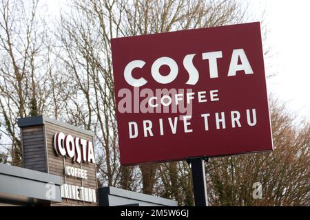 Viste generali di a Costa Coffee Drive Thru a Chichester, West Sussex, UK. Foto Stock