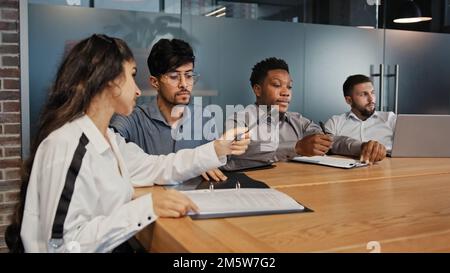 Donna multirazziale leader manager donna businesswoman parlando con il team esecutivo diversi gruppi multietnici alla riunione di ufficio del consiglio di amministrazione. Multiculturale Foto Stock