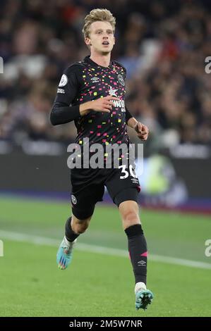 Londra, Inghilterra, 30th dicembre 2022. Mads Roerslev di Brentford durante la partita della Premier League al London Stadium, Londra. Il credito dell'immagine dovrebbe essere: Paul Terry / Sportimage Credit: Sportimage/Alamy Live News Foto Stock