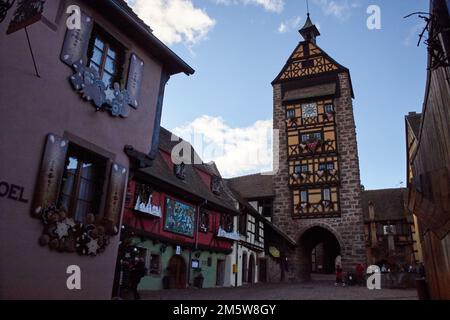 Passeggiate a Riquewihr, Alsazia, Francia Foto Stock