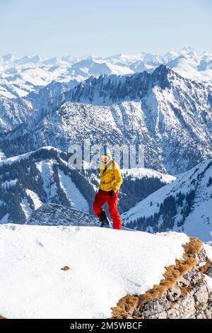 Ski tourers di fronte alle cime innevate, panorama montano, cima di Schafreuter, Karwendel, Tirolo, Austria Foto Stock