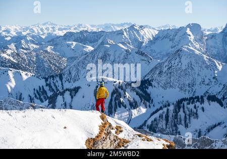 Ski tourers di fronte alle cime innevate, panorama montano, cima di Schafreuter, Karwendel, Tirolo, Austria Foto Stock