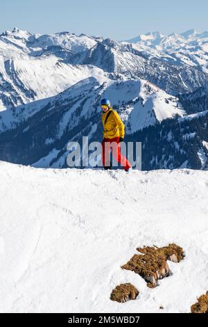 Ski tourers di fronte alle cime innevate, panorama montano, cima di Schafreuter, Karwendel, Tirolo, Austria Foto Stock