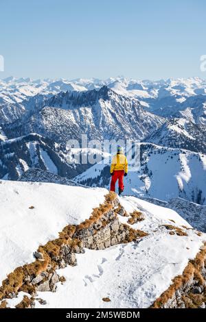 Ski tourers di fronte alle cime innevate, panorama montano, cima di Schafreuter, Karwendel, Tirolo, Austria Foto Stock