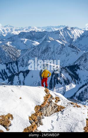 Ski tourers di fronte alle cime innevate, panorama montano, cima di Schafreuter, Karwendel, Tirolo, Austria Foto Stock