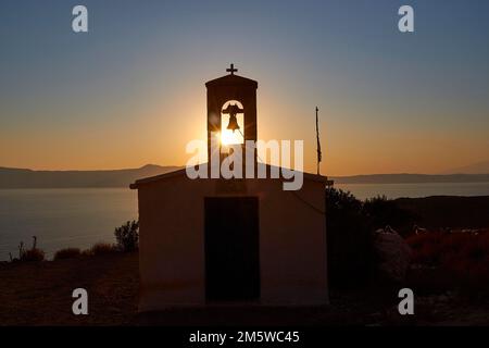 Alba, Alba, Penisola Rodopou, piccola cappella, sole che splende attraverso l'apertura nel campanile, Penisola di Gramvoussa, Baia di Pirate, Balos, Tigani, Ovest Foto Stock