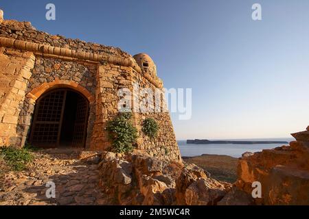 Fortezza sul mare veneziano Gramvoussa, luce del mattino, porta della fortezza, mura della fortezza, torre di difesa rotonda, isola di Agria Gramvoussa, blu senza nuvole Foto Stock