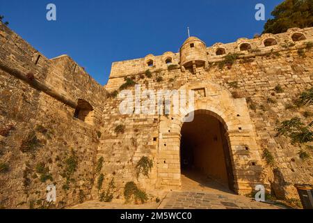 Fortezza, fortezza sul mare veneziano, cancello d'ingresso, torre di difesa rotonda, mura della fortezza, cielo azzurro, Rethimnon, Creta centrale, isola di Foto Stock