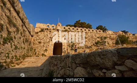 Fortezza, fortezza sul mare veneziano, cancello d'ingresso, torre difensiva, rampa di accesso, Mura della fortezza, Rethimnon, Creta centrale, isola di Creta, Grecia Foto Stock