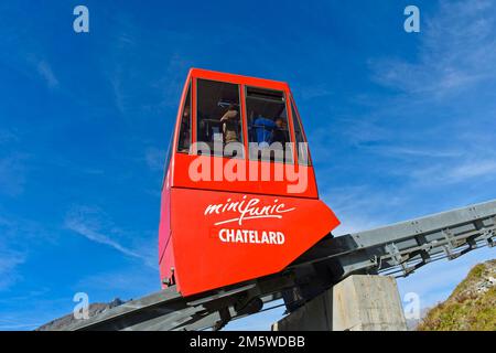 Carrozza rossa della funicolare Minifunic al parco divertimenti di Chatelard, Parc d'Attractions du Chatelard, le Chatelard, Finhaut-Emosson, Vallese Foto Stock