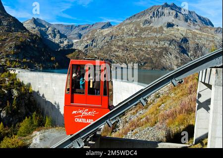 Carrozza rossa della funicolare Minifunic al parco divertimenti di Chatelard, Parc d'Attractions du Chatelard, al serbatoio di Emosson, le Chatelard Foto Stock