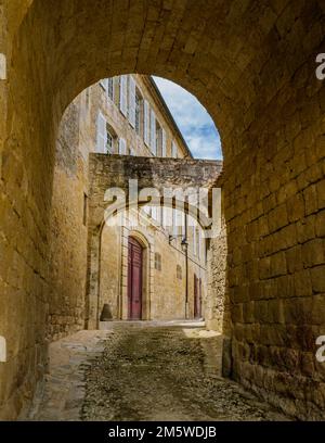 Le strade lastricate medievali e strette del villaggio di Terraube nel sud della Francia (Gers) Foto Stock