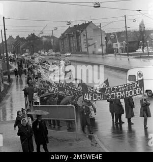 La marcia pasquale degli avversari delle armi nucleari, qui nella zona della Ruhr su 17. 4. 1965 con la Ruhr OM 65, si oppose ad una forza nucleare multinazionale Foto Stock