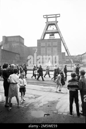 La marcia pasquale degli avversari delle armi nucleari, qui nella zona della Ruhr su 17. 4. 1965 con la Ruhr OM 65, si oppose ad una forza nucleare multinazionale Foto Stock