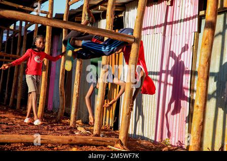 Nairobi, Kenya. 29th Dec, 2022. I bambini giocano nei quartieri di Kibera Slum di Nairobi, Kenya. Le baraccopoli di Kibera sono considerate le baraccopoli più grandi, più grandi e più povere dell'Africa. Il sobborgo più discusso di Nairobi, con la sua popolazione estremamente continua e la lenta crescita economica, è uno degli insediamenti meno serviti in Kenya. Credit: SOPA Images Limited/Alamy Live News Foto Stock