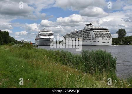 Le navi da crociera si incontrano nel canale Kiel, in Germania Foto Stock