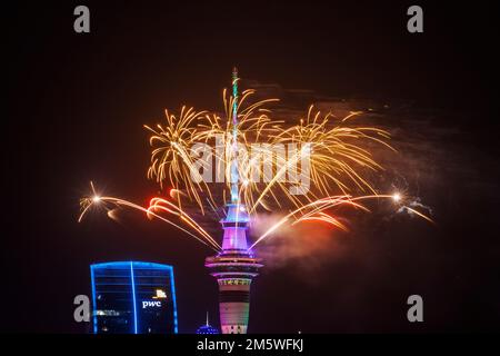 Auckland, Nuova Zelanda, 01 Jan, 2023. Auckland dà il benvenuto nel nuovo anno 2023 con i fuochi d'artificio della Sky Tower. Auckland è la prima città a celebrare il nuovo anno. Credit: Fotografia a immagine unica/Alamy Live News Foto Stock