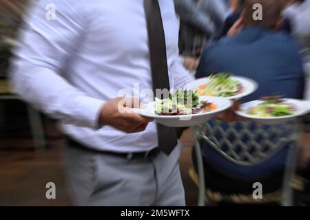 Servire il personale di assistenza per la pulizia dello schermo Foto Stock