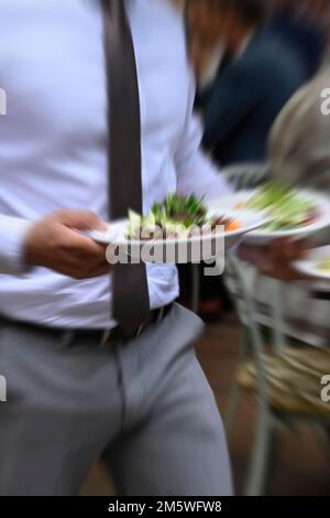 Servire il personale di assistenza per la pulizia dello schermo Foto Stock