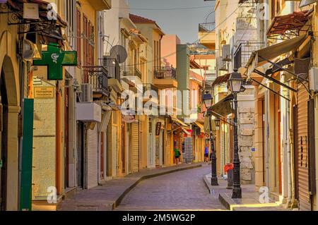 Centro storico veneziano, vicolo della città vecchia quasi deserta, case colorate, vicolo acciottolato, luce del mattino, Rethimnon, Creta centrale, isola di Creta Foto Stock