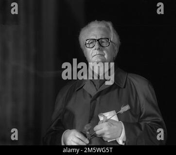 Germania, Berlino, 12. 10. 1992, Hans-Jochen Vogel, marcia funeraria sulla morte di Willy Brandt, con rosa alla porta di Brandeburgo Foto Stock