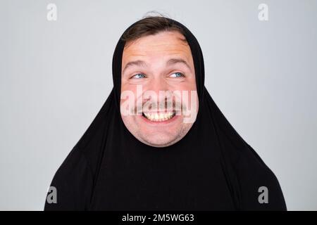 Divertente uomo caucasico coprendo la testa con maglione sorridente allegro e divertente. Foto Stock