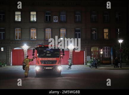 Germania, Berlino, 18. 10. 2020, stazione dei vigili del fuoco di Oderberger Strasse, vigili del fuoco, provenienti dall'impiego, briefing Foto Stock