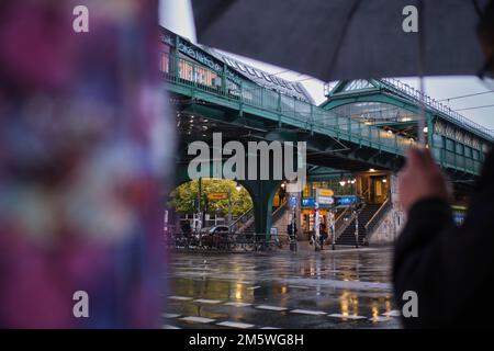 Germania, Berlino, 14. 10. 2020, stazione della metropolitana Eberswalder Strasse, giorno piovoso Foto Stock